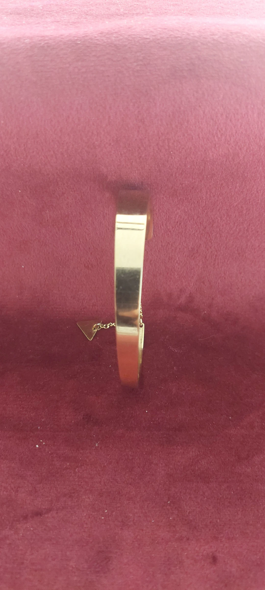 Elegant Minimalistische Gouden Armband met Veiligheidsketting en Driehoekig Bedeltje ✨ – photo 2